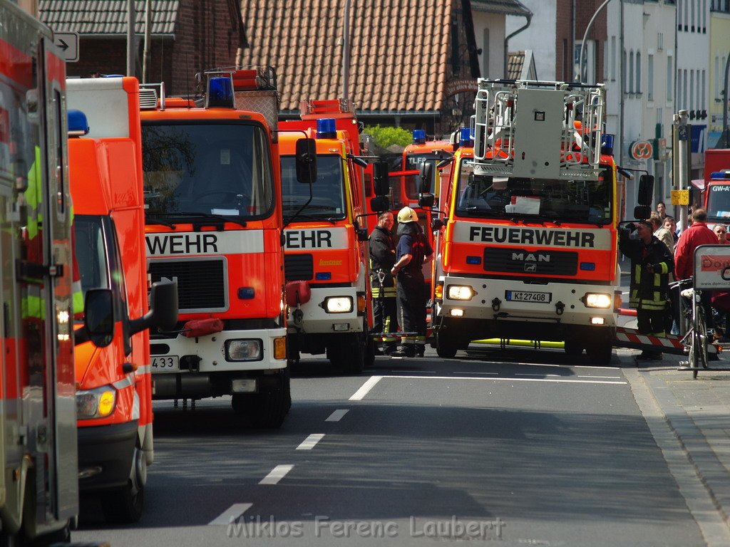 Kellerbrand mit Menschenrettung Koeln Brueck Hovenstr Olpenerstr P056.JPG